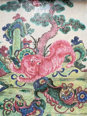 A Chinese enamelled Yixing stoneware rectangular tray with three Buddhist lions, 18/19th C. — photo 7