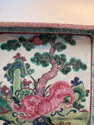 A Chinese enamelled Yixing stoneware rectangular tray with three Buddhist lions, 18/19th C. — photo 8