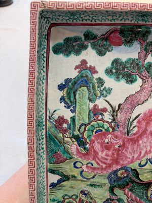 A Chinese enamelled Yixing stoneware rectangular tray with three Buddhist lions, 18/19th C. — photo 9