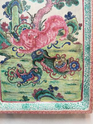 A Chinese enamelled Yixing stoneware rectangular tray with three Buddhist lions, 18/19th C. — photo 10