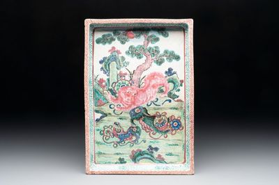 A Chinese enamelled Yixing stoneware rectangular tray with three Buddhist lions, 18/19th C.