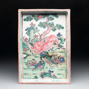 A Chinese enamelled Yixing stoneware rectangular tray with three Buddhist lions, 18/19th C. — photo 1