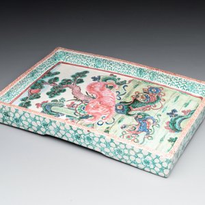 A Chinese enamelled Yixing stoneware rectangular tray with three Buddhist lions, 18/19th C. — photo 3