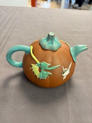 A Chinese enamelled Yixing stoneware teapot, a pewter container, a horn cup, a bamboo brush pot, and an opium pipe, Wan Shun 萬順 mark, 19/20th C. — foto 1