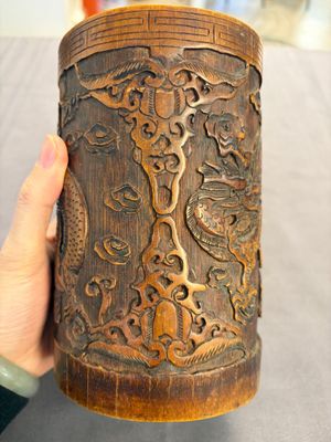 A Chinese enamelled Yixing stoneware teapot, a pewter container, a horn cup, a bamboo brush pot, and an opium pipe, Wan Shun 萬順 mark, 19/20th C. — foto 16