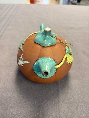 A Chinese enamelled Yixing stoneware teapot, a pewter container, a horn cup, a bamboo brush pot, and an opium pipe, Wan Shun 萬順 mark, 19/20th C. — foto 2