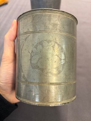 A Chinese enamelled Yixing stoneware teapot, a pewter container, a horn cup, a bamboo brush pot, and an opium pipe, Wan Shun 萬順 mark, 19/20th C. — foto 22