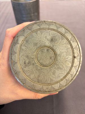 A Chinese enamelled Yixing stoneware teapot, a pewter container, a horn cup, a bamboo brush pot, and an opium pipe, Wan Shun 萬順 mark, 19/20th C. — foto 25