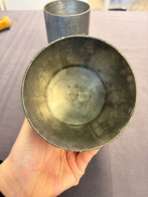 A Chinese enamelled Yixing stoneware teapot, a pewter container, a horn cup, a bamboo brush pot, and an opium pipe, Wan Shun 萬順 mark, 19/20th C. — foto 26