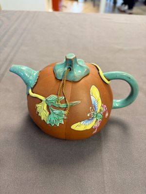 A Chinese enamelled Yixing stoneware teapot, a pewter container, a horn cup, a bamboo brush pot, and an opium pipe, Wan Shun 萬順 mark, 19/20th C. — foto 3