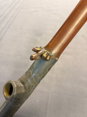 A Chinese enamelled Yixing stoneware teapot, a pewter container, a horn cup, a bamboo brush pot, and an opium pipe, Wan Shun 萬順 mark, 19/20th C. — foto 31