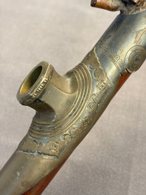 A Chinese enamelled Yixing stoneware teapot, a pewter container, a horn cup, a bamboo brush pot, and an opium pipe, Wan Shun 萬順 mark, 19/20th C. — foto 32