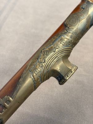 A Chinese enamelled Yixing stoneware teapot, a pewter container, a horn cup, a bamboo brush pot, and an opium pipe, Wan Shun 萬順 mark, 19/20th C. — foto 33