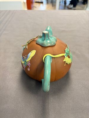 A Chinese enamelled Yixing stoneware teapot, a pewter container, a horn cup, a bamboo brush pot, and an opium pipe, Wan Shun 萬順 mark, 19/20th C. — foto 4