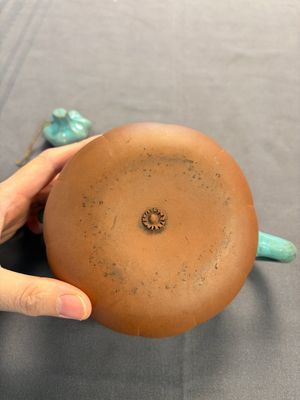 A Chinese enamelled Yixing stoneware teapot, a pewter container, a horn cup, a bamboo brush pot, and an opium pipe, Wan Shun 萬順 mark, 19/20th C. — foto 6