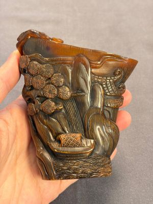 A Chinese enamelled Yixing stoneware teapot, a pewter container, a horn cup, a bamboo brush pot, and an opium pipe, Wan Shun 萬順 mark, 19/20th C. — foto 9