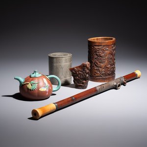A Chinese enamelled Yixing stoneware teapot, a pewter container, a horn cup, a bamboo brush pot, and an opium pipe, Wan Shun 萬順 mark, 19/20th C. — foto 1