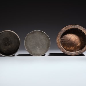 A Chinese enamelled Yixing stoneware teapot, a pewter container, a horn cup, a bamboo brush pot, and an opium pipe, Wan Shun 萬順 mark, 19/20th C. — foto 11
