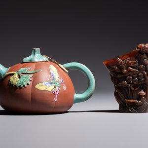 A Chinese enamelled Yixing stoneware teapot, a pewter container, a horn cup, a bamboo brush pot, and an opium pipe, Wan Shun 萬順 mark, 19/20th C. — foto 12