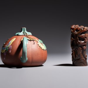 A Chinese enamelled Yixing stoneware teapot, a pewter container, a horn cup, a bamboo brush pot, and an opium pipe, Wan Shun 萬順 mark, 19/20th C. — foto 13