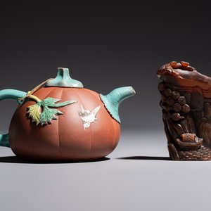 A Chinese enamelled Yixing stoneware teapot, a pewter container, a horn cup, a bamboo brush pot, and an opium pipe, Wan Shun 萬順 mark, 19/20th C. — foto 14