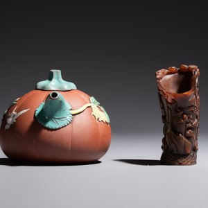 A Chinese enamelled Yixing stoneware teapot, a pewter container, a horn cup, a bamboo brush pot, and an opium pipe, Wan Shun 萬順 mark, 19/20th C. — foto 15