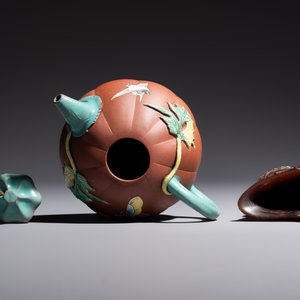 A Chinese enamelled Yixing stoneware teapot, a pewter container, a horn cup, a bamboo brush pot, and an opium pipe, Wan Shun 萬順 mark, 19/20th C. — foto 16
