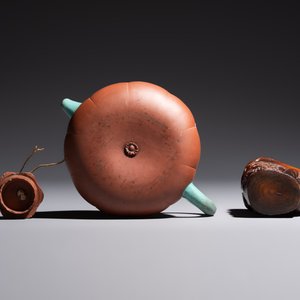 A Chinese enamelled Yixing stoneware teapot, a pewter container, a horn cup, a bamboo brush pot, and an opium pipe, Wan Shun 萬順 mark, 19/20th C. — foto 17
