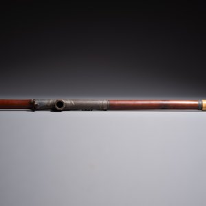 A Chinese enamelled Yixing stoneware teapot, a pewter container, a horn cup, a bamboo brush pot, and an opium pipe, Wan Shun 萬順 mark, 19/20th C. — foto 2