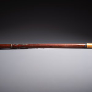 A Chinese enamelled Yixing stoneware teapot, a pewter container, a horn cup, a bamboo brush pot, and an opium pipe, Wan Shun 萬順 mark, 19/20th C. — foto 3