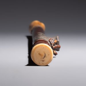 A Chinese enamelled Yixing stoneware teapot, a pewter container, a horn cup, a bamboo brush pot, and an opium pipe, Wan Shun 萬順 mark, 19/20th C. — foto 4