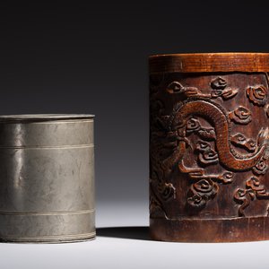 A Chinese enamelled Yixing stoneware teapot, a pewter container, a horn cup, a bamboo brush pot, and an opium pipe, Wan Shun 萬順 mark, 19/20th C. — foto 6