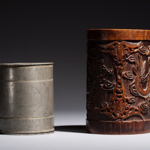 A Chinese enamelled Yixing stoneware teapot, a pewter container, a horn cup, a bamboo brush pot, and an opium pipe, Wan Shun 萬順 mark, 19/20th C. — foto 7