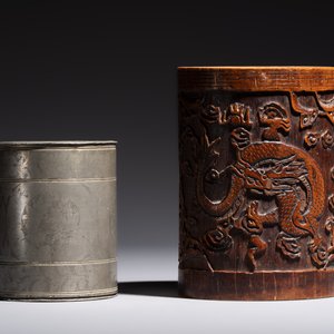 A Chinese enamelled Yixing stoneware teapot, a pewter container, a horn cup, a bamboo brush pot, and an opium pipe, Wan Shun 萬順 mark, 19/20th C. — foto 8
