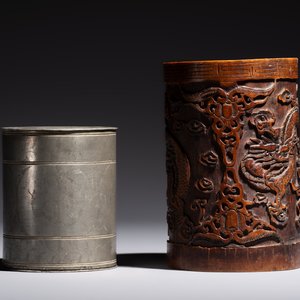 A Chinese enamelled Yixing stoneware teapot, a pewter container, a horn cup, a bamboo brush pot, and an opium pipe, Wan Shun 萬順 mark, 19/20th C. — foto 9
