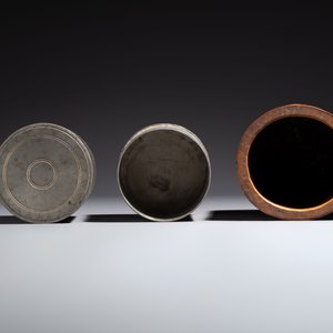 A Chinese enamelled Yixing stoneware teapot, a pewter container, a horn cup, a bamboo brush pot, and an opium pipe, Wan Shun 萬順 mark, 19/20th C. — foto 10