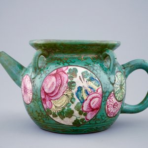 A Chinese enamelled Yixing teapot and cover, 19th C. — 照片 2