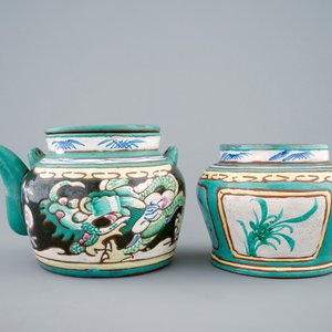 A Chinese enamelled Yixing teapot and cover with a small storage jar, 19th C. — 照片 5