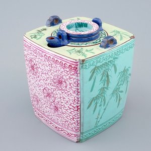 A Chinese enamelled Yixing teapot and cover with inset, 19th C. — photo 1