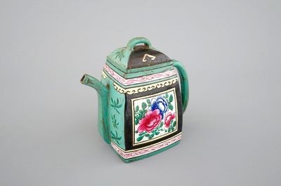 A Chinese enamelled Yixing teapot with floral decoration, 18/19th C.
