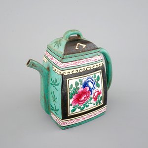Een Chinese beschilderde Yixing theepot, 18/19e eeuw — foto 1