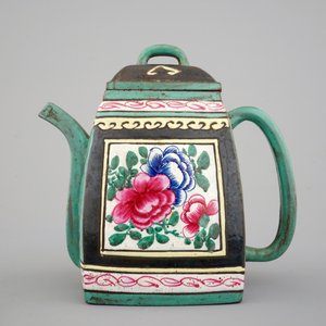 Een Chinese beschilderde Yixing theepot, 18/19e eeuw — foto 2