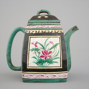 Een Chinese beschilderde Yixing theepot, 18/19e eeuw — foto 4