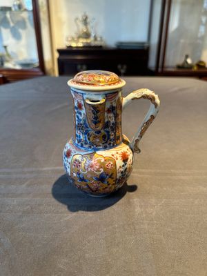 A Chinese English-decorated blue and white jug and cover, Kangxi — foto 1