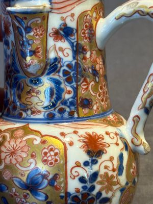 A Chinese English-decorated blue and white jug and cover, Kangxi — foto 12