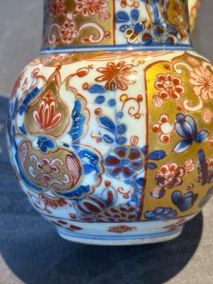 A Chinese English-decorated blue and white jug and cover, Kangxi — foto 13