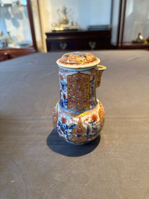 A Chinese English-decorated blue and white jug and cover, Kangxi — foto 2