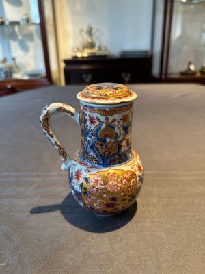 A Chinese English-decorated blue and white jug and cover, Kangxi — foto 3