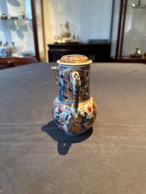 A Chinese English-decorated blue and white jug and cover, Kangxi — foto 4
