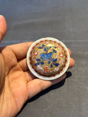 A Chinese English-decorated blue and white jug and cover, Kangxi — foto 5